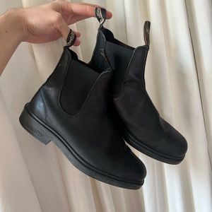 BLUNDSTONE Black Chelsea Boots men 6 women 7.5